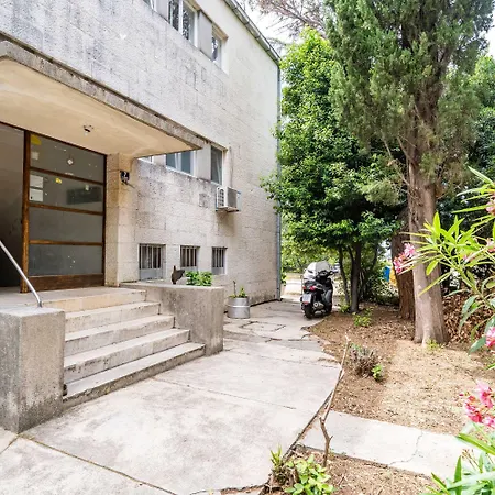 Apartment Ding Dong *